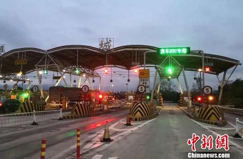 资料图:收费站开通货车ETC专用车道。江西省高速公路联网管理中心 供图