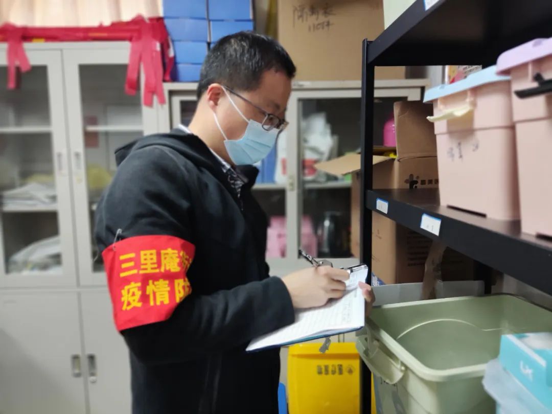 王佳伟在社区清点物资，为搭建核酸检测采样点做准备工作。
