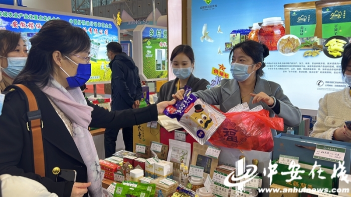 南京市民在采购安徽名优农产品