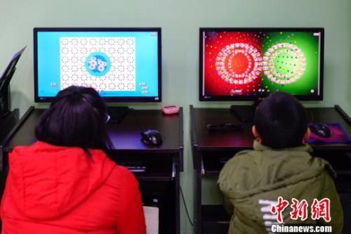 资料图:图为两名儿童检查视力。贺俊怡 摄