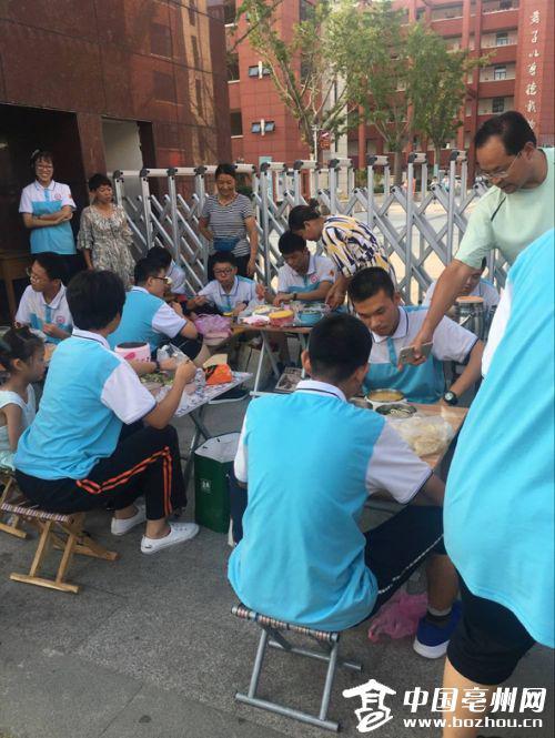 放学后,在校外匆忙吃饭的学生们