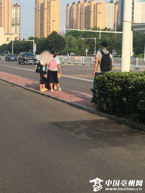 接到放假通知的9年级学生,正在离校