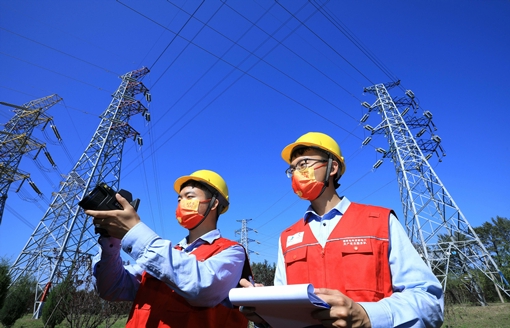 国网北京电力员工开展电力线路巡视测温。