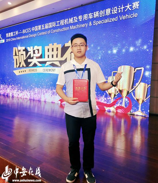 胡超在比赛中囊获大奖