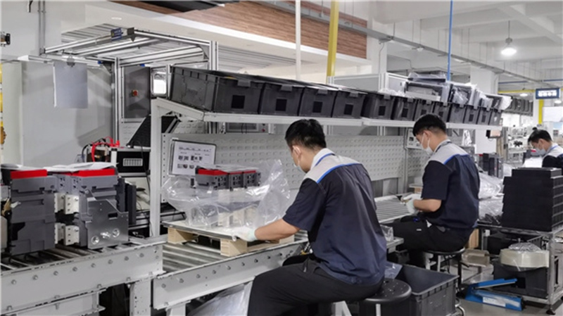 上海良信生产车间，工人正抓紧生产断路器配电产品。良信供图