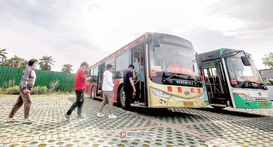 5月4日，在阜阳生态乐园公交停车场内，市民排队走上旅游公交。记者 庞诚 摄
