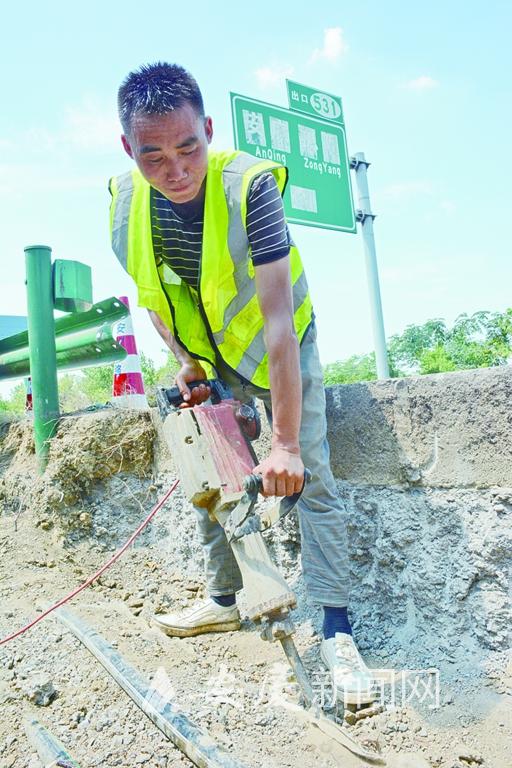 姚兰奎正在用电镐破碎混凝土