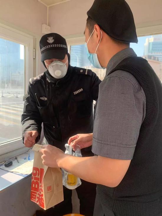 为天津火车站工作人员送餐