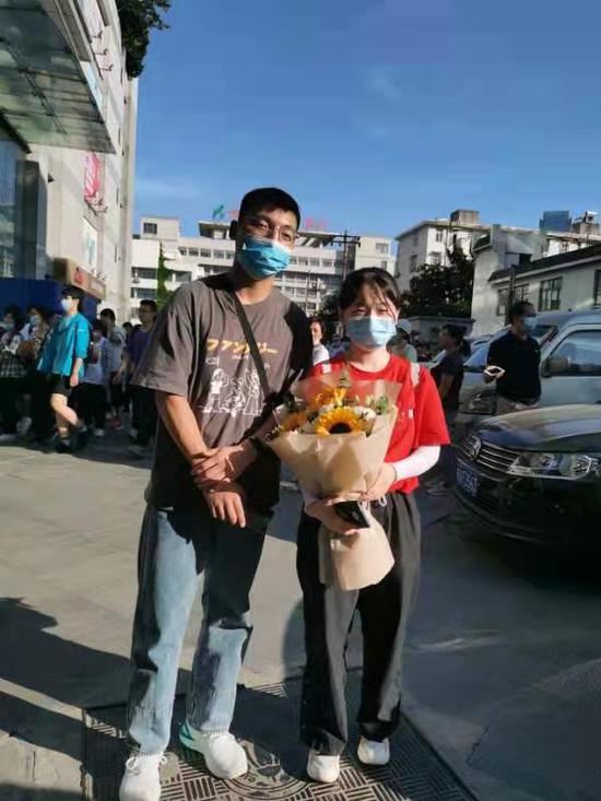 合肥六中南区考点数学(理)考试结束后第一个跑出考场的考生