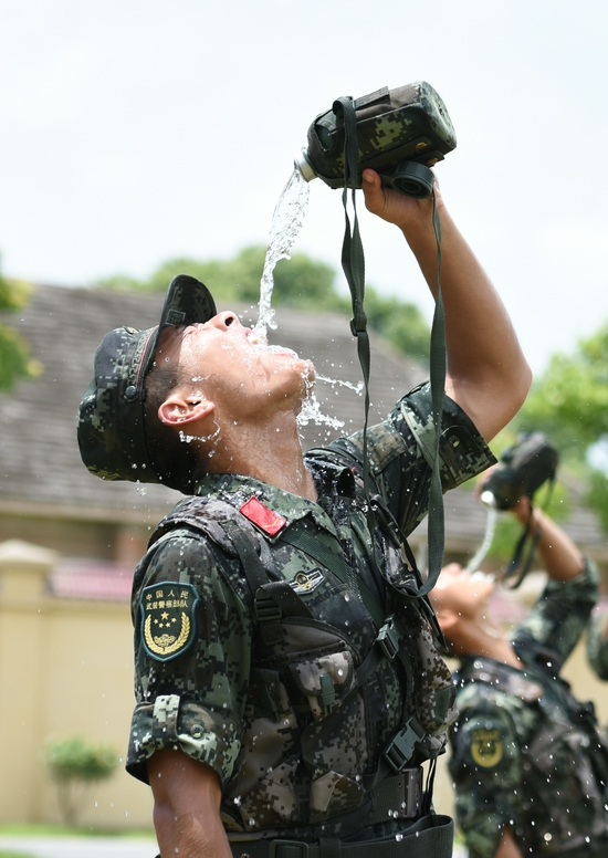在武警合肥支队执勤六中队训练场，刺杀训练间隙战士们喝水消暑。