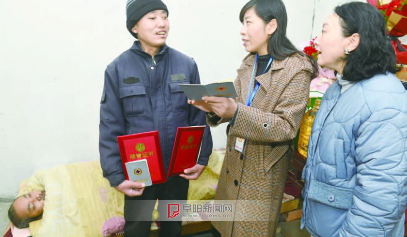 王世坤拿到自己和哥哥的荣誉证书