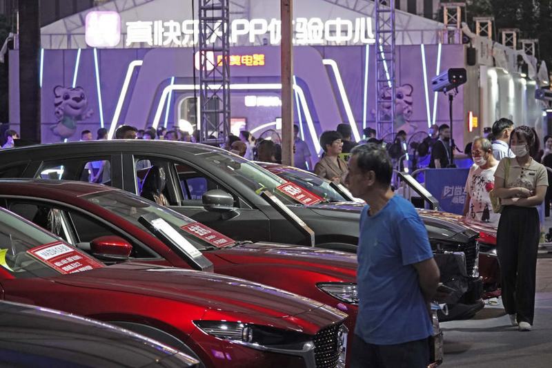 在“618杭州拱墅消费嘉年华”活动上，消费者正在选购汽车。李忠摄