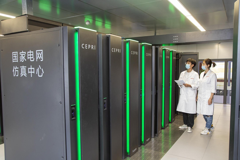 ▲中国电科院科研人员开展超算中心运行状态监测