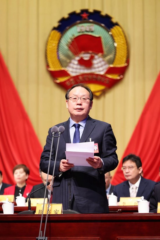 省政协十三届二次会议在安徽大剧院举行第二次全体会议,省政协副主席周喜安主持大会。(记者 许梦宇 刘玉才摄)