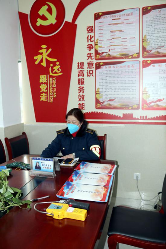 ↑129路调度员余海霞通过关注线路运营情况进行车辆调度。(受访者提供)