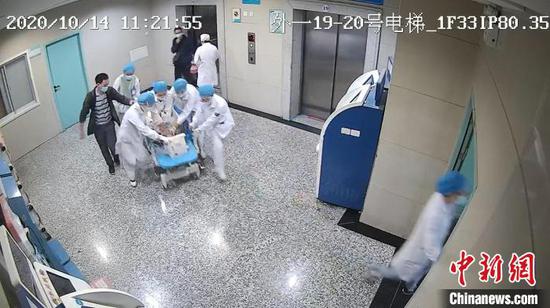 监控视频拍下医护人员抢救过程。安徽医科大学第一附属医院供图