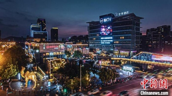 合肥市金大地东西街夜景　合肥市金大地东西街供图