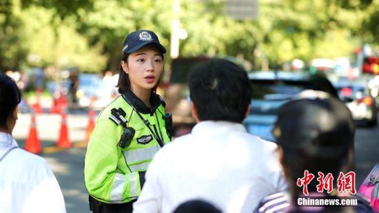 资料图:杭州公安交警在路口执勤。杭州公安供图