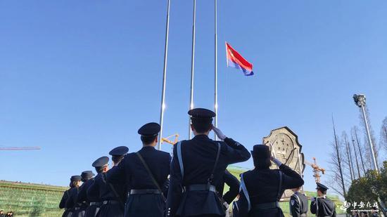 安徽警院学子向警旗致敬 重温誓词精神