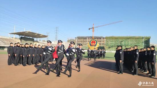 安徽警院学子向警旗致敬 重温誓词精神