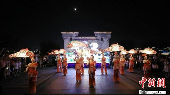  9月19日晚，身着传统服饰的表演者正在表演徽州传统民俗——嬉戏鱼灯。　樊成柱　摄