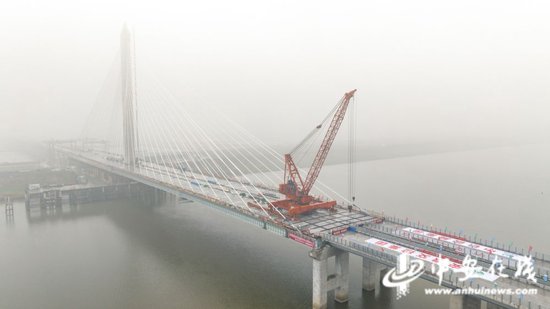 【新春走基层】“高速上的安徽”加速建设 合周高速寿颍段淮河特大桥主桥顺利贯通