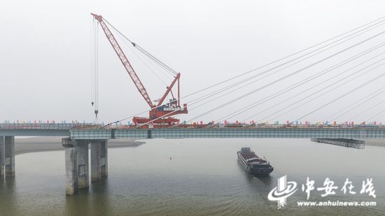 【新春走基层】“高速上的安徽”加速建设 合周高速寿颍段淮河特大桥主桥顺利贯通