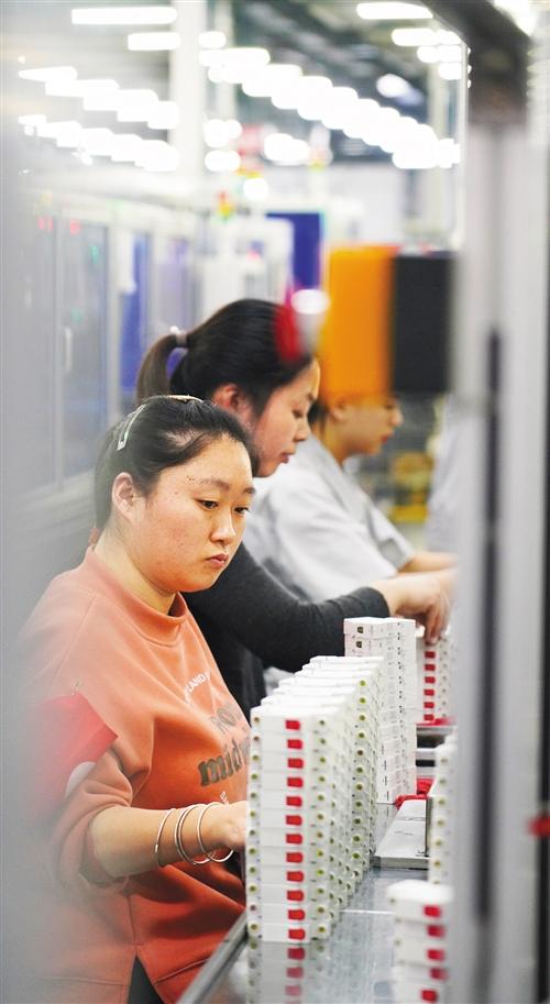 工人在位于芜湖市湾沚区的德力西电气生产车间忙生产。该公司将智能制造借助移动互联网技术实现了产品从制造、库存、销售和使用的全程追踪。