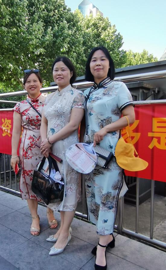 家长身穿旗袍,寓意旗开得胜