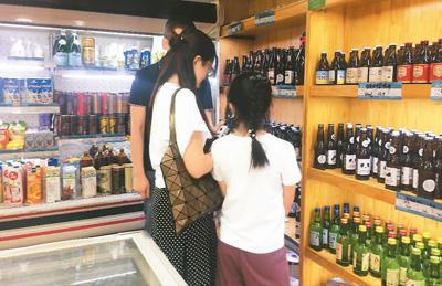 在北京一家进口食品折扣店里，消费者正在选购商品。