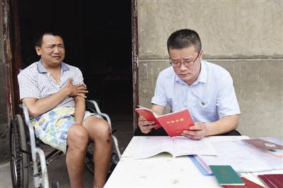 正在脱贫的残疾贫困户程运启家中走访