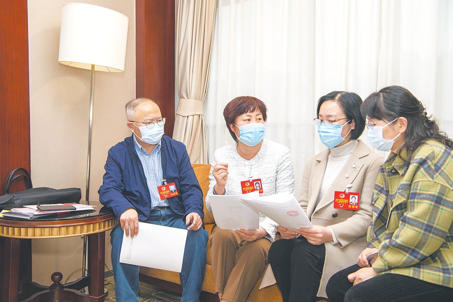 1月26日下午,在省政协十二届四次会议委员住地,民盟、农工党界别的委员在讨论提案。 安徽日报记者 李博 摄