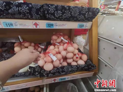 图为北京一超市内售卖的鸡蛋。 谢艺观 摄