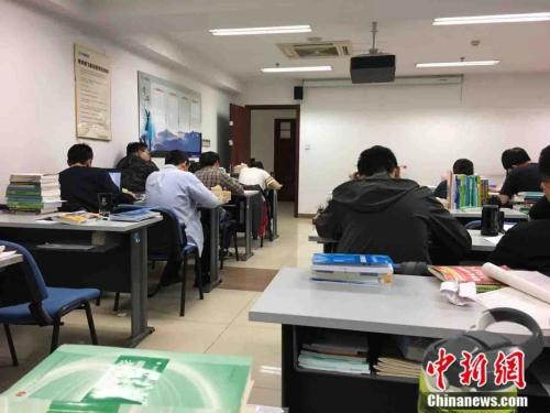 　教室里学生们正在复习 受访者 供图