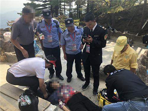 67岁女游客突发疾病出现晕厥 黄山风景区紧急救援