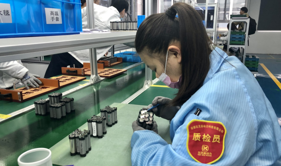  1月6日，安徽比克新动力科技有限公司车间内，员工正在对锂电池产品进行质检。