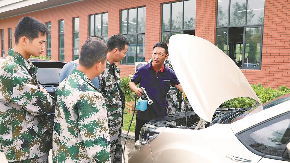 退役军人学员在接受汽车维修技能培训。 记者 李明杰 通讯员 刘博 摄