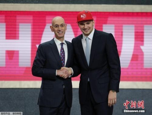 资料图:东契奇在2018年NBA选秀首轮第三顺位被选中。