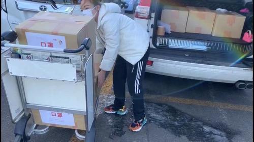 ▲杨女士的大女儿鲁睆儿在为家乡人民采购防疫物资