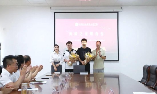 向见义勇为学生赠送鲜花