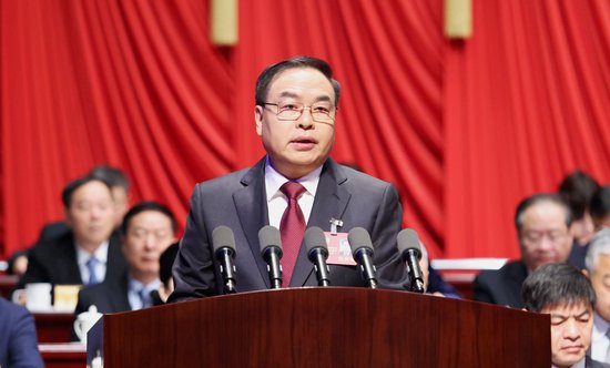 省政协主席唐良智作中国人民政治协商会议安徽省委员会常务委员会工作报告。(许梦宇 刘玉才摄)