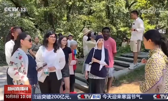 10月8日 CCTV-13《新闻直播间》 安徽池州:国庆中秋假期·入境游持续升温 外国游客抵达更多小众目的地