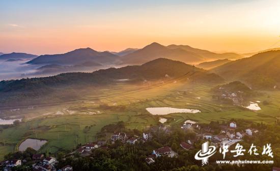 航拍芜湖市孙村镇八分村，整洁的村庄与青山、晨雾、田园相映，构成一幅美丽的生态画卷，美不胜收