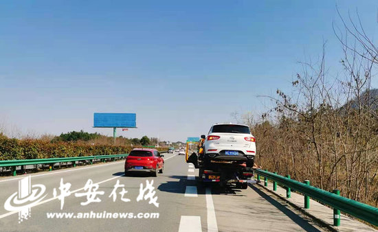 11点25分,救援车辆赶赴现场,并将事故车辆拖离现场,事故处理完毕,路段恢复正常通行。