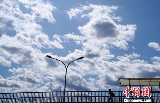 　　资料图：北京的蓝天白云。中新社记者 张兴龙 摄