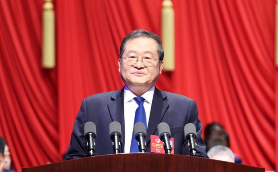 郑永飞代表省政协常务委员会作关于十三届一次会议以来提案工作情况的报告。(许梦宇 刘玉才摄)