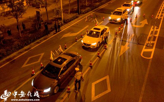 庐江县公安局的交通民警正在城区黄山南路查处在地图中查看酒驾，确保节日期间道路交通安全