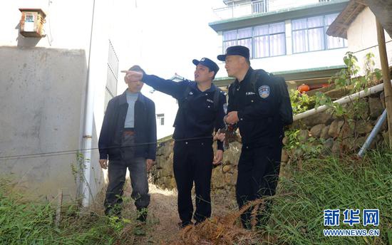 10月20日，庐镇派出所干警正在走访群众，协调解决邻里间土地纠纷。新华网发（王可海 摄）
