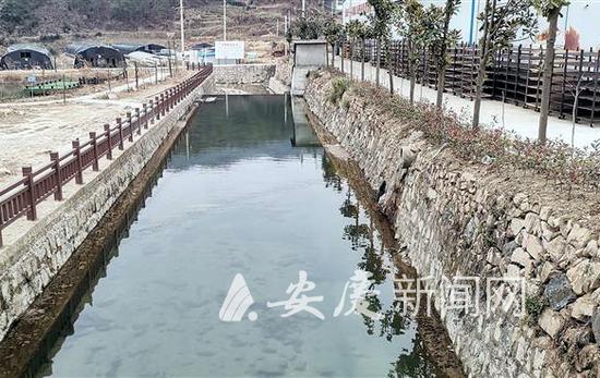 12月17日，岳西县来榜镇关河村关河两岸水生态、水环境明显改善。 全媒体记者 沈永亮 摄