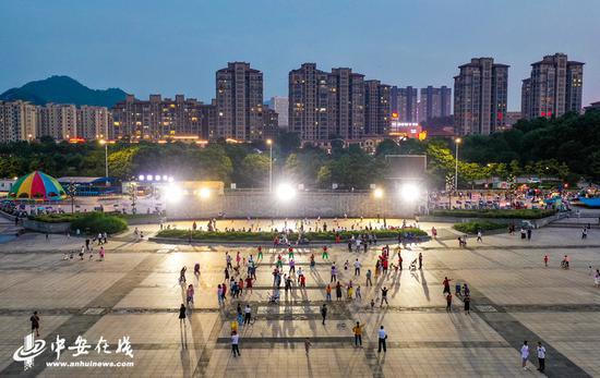 繁昌区全民健身广场上,市民正在灯光下健身锻炼。
